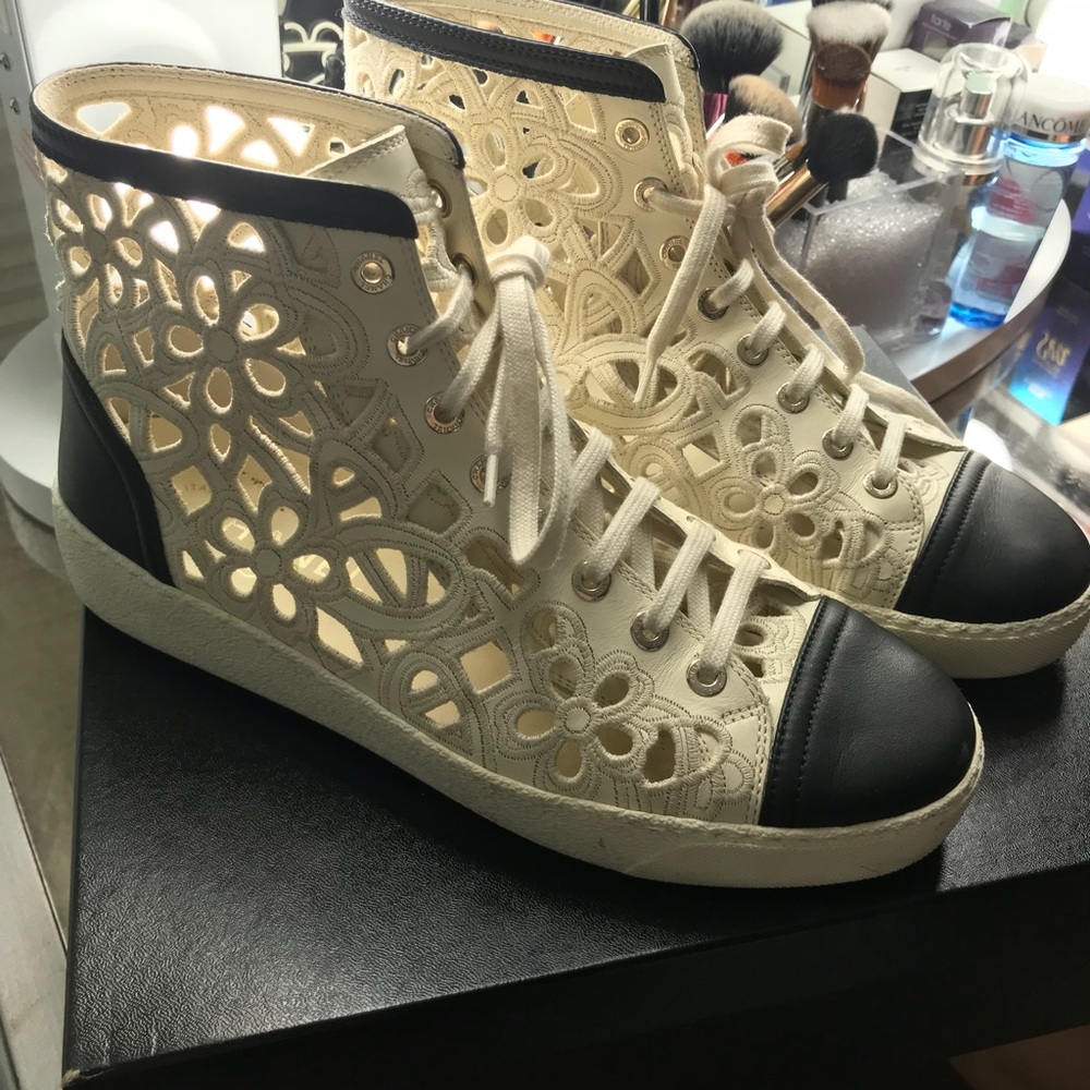 Off-white Leather Camellia & Logo Hi-top Sneakers